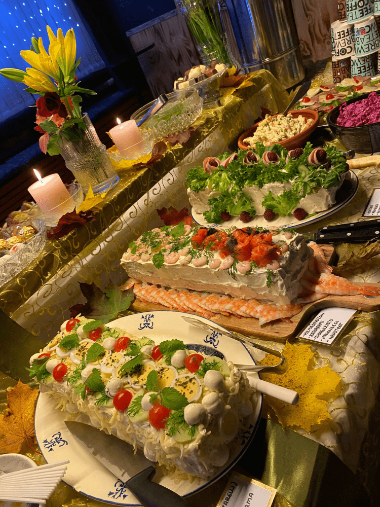 Catering-palvelun herkullinen buffet-pöytä