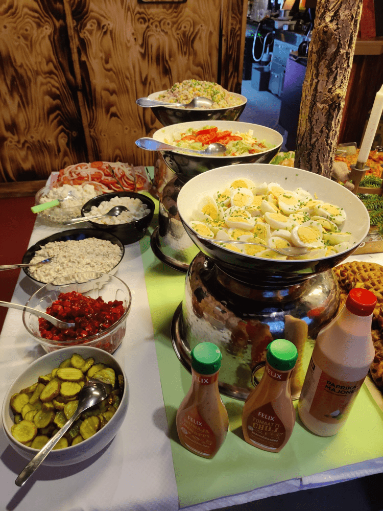 Catering-menu: pääruokia ja lisukkeita